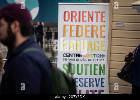 17 maggio 2024, Parigi, Francia: Un cartello del LGBTQI Paris Center visto durante l'evento ''Bal de l'Amour'' (ballo dell'amore) nella Piazza del Municipio di Parigi. Il Municipio di Parigi ha organizzato la seconda edizione di ''Bal de l'Amour'' (Love Prom) nella Piazza del Municipio. Evento che ha segnato la giornata internazionale contro l'omofobia, la bifobia, la tranfobia e la lesbfobia (IDAHOT/IDAHOBIT) e finge di celebrare la cultura artistica e musicale LGBTQIA. Il Municipio di Parigi ha organizzato la seconda edizione di ''Bal de l'Amour'' (Love Prom) nella Piazza del Municipio. Questo evento ha segnato la giornata internazionale Ag Foto Stock
