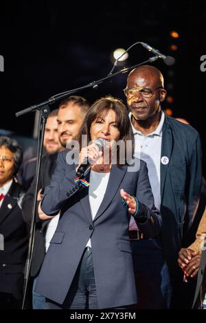 Parigi, Francia. 17 maggio 2024. Anne Hidalgo, sindaco di Parigi, apre l'evento "Bal de l'Amour" (ballo dell'amore) nella Piazza del Municipio di Parigi. Il Municipio di Parigi ha organizzato la seconda edizione di "Bal de l'Amour" (Love Prom) in Piazza del Municipio. Questo evento ha segnato la giornata internazionale contro l'omofobia, la bifobia, la tranfobia e la lesbfobia (IDAHOT/IDAHOBIT) e ha celebrato la cultura artistica e musicale LGBTQIA. Credito: SOPA Images Limited/Alamy Live News Foto Stock