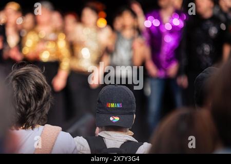 17 maggio 2024, Parigi, Francia: Una persona indossa un cappello LGBT che dice "#umani"" durante l'evento "Bal de l'Amour" presso il Municipio di Parigi. Il Municipio di Parigi ha organizzato la seconda edizione di ''Bal de l'Amour'' (Love Prom) nella Piazza del Municipio. Evento che ha segnato la giornata internazionale contro l'omofobia, la bifobia, la tranfobia e la lesbfobia (IDAHOT/IDAHOBIT) e finge di celebrare la cultura artistica e musicale LGBTQIA. Il Municipio di Parigi ha organizzato la seconda edizione di ''Bal de l'Amour'' (Love Prom) nella Piazza del Municipio. Questo evento ha segnato la giornata internazionale agai Foto Stock