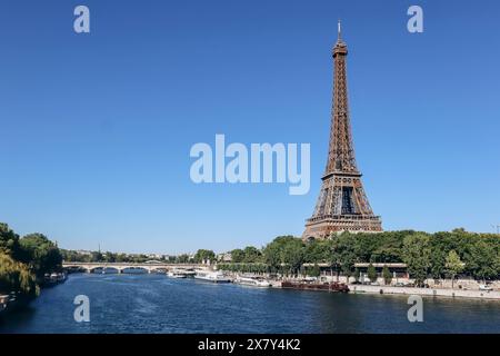 Vista della Senna e della Torre Eiffel dal ponte Bir Hakeim Foto Stock