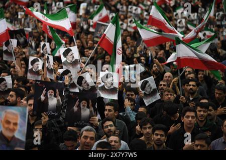 Pechino, Iran. 21 maggio 2024. La gente partecipa a una cerimonia di addio per il defunto presidente iraniano Ebrahim Raisi, il defunto ministro degli Esteri Hossein Amir-Abdollahian e altri a Teheran, Iran, 21 maggio 2024. Martedì a Teheran, persone hanno partecipato in gran numero a una cerimonia di addio per il defunto presidente iraniano Ebrahim Raisi, il defunto ministro degli Esteri Hossein Amir-Abdollahian e altri dopo che i loro corpi sono stati trasferiti dalla città nord-occidentale di Tabriz alla capitale. Crediti: Shadati/Xinhua/Alamy Live News Foto Stock