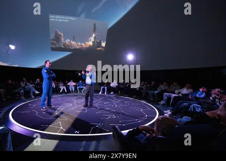 L'astronauta Marco Sieber e l'astronauta Claude Nicollier Planetarium Museo Svizzero dei trasporti, Lucerna, Svizzera, Europa Foto Stock