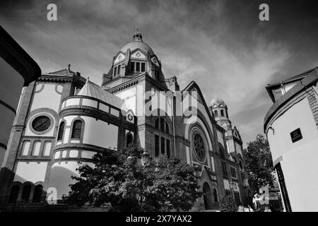 Esterno della sinagoga Novi Sad in bianco e nero, Vojvodina, Serbia Foto Stock