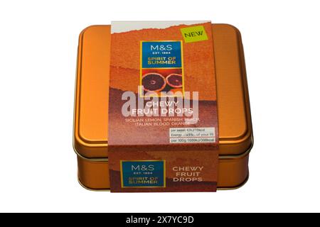 Gocce di frutta gommosa limone siciliano, pesca spagnola, arancio sangue italiano in latta metallica quadrata color oro isolata su sfondo bianco Foto Stock