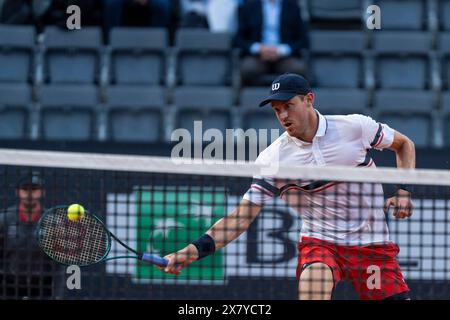 Roma, Italia. 16 maggio 2024. Nicolas Jarry del Cile gioca contro Stefanos Tsitsipas della Grecia durante il match dei quarti di finale maschile il giorno 11 degli internazionali BNL D'Italia 2024 al foro Italico di Roma. Nicolas Jarry ha battuto Stefanos Tsitsipas 3-6, 7-5, 6-4 (foto di Stefano Costantino/SOPA Images/Sipa USA) Credit: SIPA USA/Alamy Live News Foto Stock