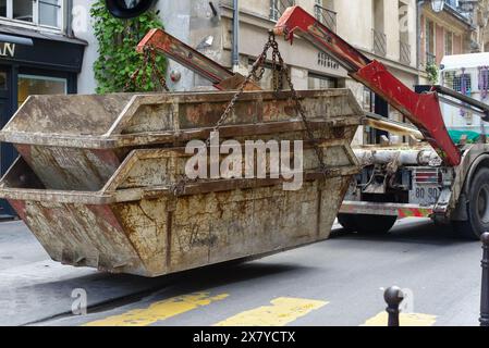 I rifiuti industriali di metallo vengono collocati in una strada parigina Foto Stock