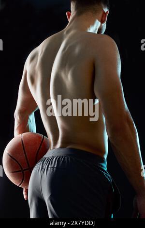 Uomo, fitness e ritorno con pallacanestro per partite sportive, partite o sfide in studio su sfondo nero. Vista posteriore della persona maschile, dell'atleta o del giocatore Foto Stock