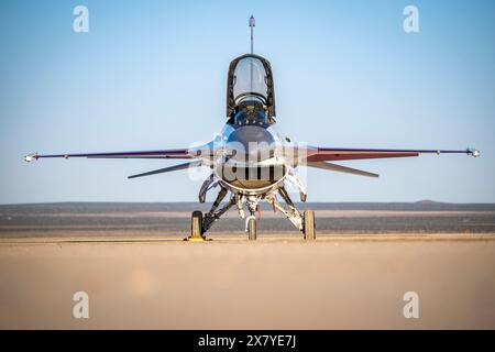 Il 412th Maintenance Group, Fabrication Flight - Corrosion Control Team ha recentemente riverniciato il velivolo F-16 Viper Demo Team con il classico YF-16 liv Foto Stock