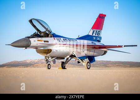 Il 412th Maintenance Group, Fabrication Flight - Corrosion Control Team ha recentemente riverniciato il velivolo F-16 Viper Demo Team con il classico YF-16 liv Foto Stock