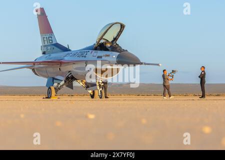 Il 412th Maintenance Group, Fabrication Flight - Corrosion Control Team ha recentemente riverniciato il velivolo F-16 Viper Demo Team con il classico YF-16 liv Foto Stock