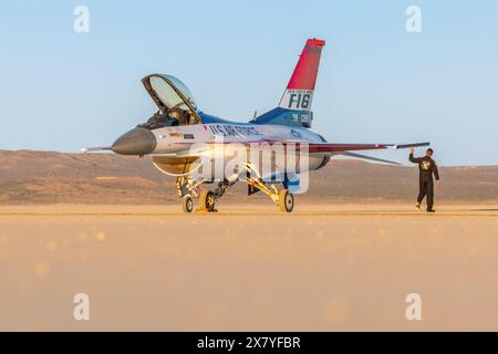 Il 412th Maintenance Group, Fabrication Flight - Corrosion Control Team ha recentemente riverniciato il velivolo F-16 Viper Demo Team con il classico YF-16 liv Foto Stock