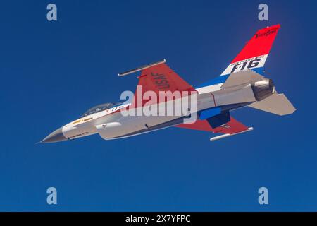 Il jet F-16 Viper Demonstration Team vola nei cieli sopra la California meridionale, il 13 maggio. Il 412th Maintenance Group, Fabrication Flight - Corrosion Foto Stock