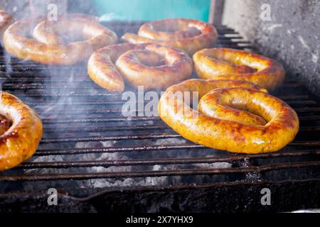 Salsiccia piccante della thailandia del nord (Sai AUA) alla griglia Foto Stock