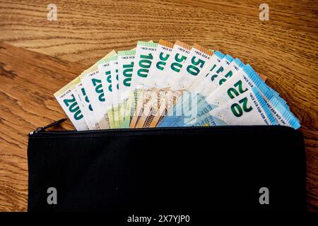 Bamberga, Germania 20. Mail 2024: Themenbilder - Symbolbilder - Geld - 2024 Mehrere tausend Euro a Bargeld liegen in einer Geldkasette. Die Geldscheine haben die Währung Euro und sind von unterschiedlichem Geldwert, darunter 5 â, 10 â, 50â, 100â und 200â. Bayern *** Bamberga, Germania 20 mail 2024 immagini a tema immagini simbolo moneta 2024 diverse migliaia di euro in contanti giacciono in una cassa le banconote sono in euro e hanno diversi tagli, tra cui â5, â10, â50, â100 e â200 Baviera Copyright: XFotostandx/XK.xSchmittx Foto Stock