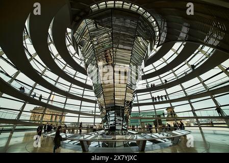 Moderna cupola in vetro dell'edificio del Reichstag a Berlino. Rampa a spirale all'interno della moderna cupola rotonda del Reichstag tedesco. Reichstag rivestito in vetro Foto Stock