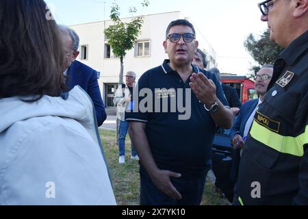 POZZUOLI, Italia. 21 maggio 2024. Gigi Manzoni, (C) Sindaco di Pozzuoli nel municipio, per coordinare i lavori di protezione civile, dopo il terremoto che ha colpito la città di Pozzuoli, la zona dei campi Flegrei, area che si interseca dai fenomeni bradici che hanno causato molti shock sismici, i più forti rilevati sono stati di magnitute 4,4 ha causato paura tra le persone. (Foto di Lev Radin/Pacific Press) credito: Pacific Press Media Production Corp./Alamy Live News Foto Stock