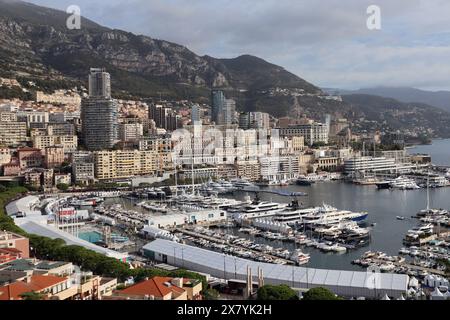 Monaco, Monaco - 02.10.2022: Mattina nel porto di Monaco, l'ultimo giorno del Monaco Yacht Show Foto Stock