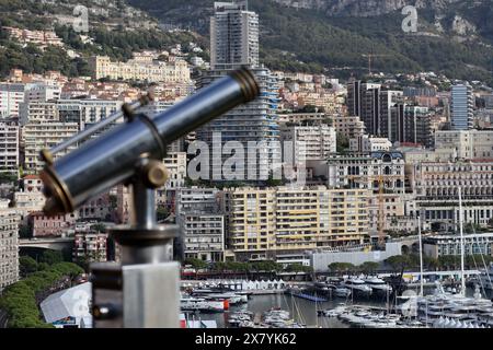 Monaco, Monaco - 02.10.2022: Vista mattutina del Principato di Monaco dal Palazzo del Principe, con un telescopio in primo piano, in parte fuori dal Palazzo del Principe Foto Stock