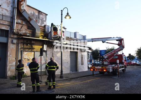 21 maggio 2024, Pozzuoli, Campania, Italia: squadra di vigili del fuoco durante le operazioni di controllo e di bonifica degli edifici danneggiati durante il terremoto che ha colpito la città di Pozzuoli, l'area dei campi Flegrei, interessante dal fenomeno bradicistico che ha causato molti shock sismici, i più forti rilevati sono stati di magnitudo 4,4. (Credit Image: © Pacific Press via ZUMA Press Wire) SOLO PER USO EDITORIALE! Non per USO commerciale! Foto Stock