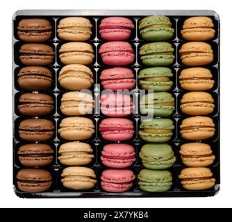 Macaron multicolore in una scatola di plastica, vista dall'alto. Assortimento. Sfondo isolato Foto Stock