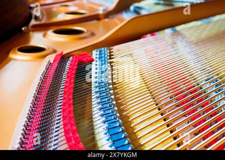 Corde per pianoforte da vicino sfondo Foto Stock