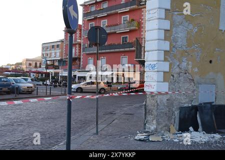 21 maggio 2024, Pozzuoli, Campania, Italia: Gli edifici danneggiati durante il terremoto che ha colpito la città di Pozzuoli, l'area dei campi Flegrei, interessante dal fenomeno bradicistico che ha causato molti shock sismici, i più forti rilevati sono stati di magnitudo 4,4. (Credit Image: © Pacific Press via ZUMA Press Wire) SOLO PER USO EDITORIALE! Non per USO commerciale! Foto Stock