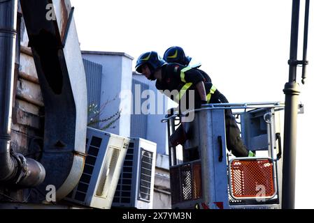 21 maggio 2024, Pozzuoli, Campania, Italia: squadra di vigili del fuoco durante le operazioni di controllo e di bonifica degli edifici danneggiati durante il terremoto che ha colpito la città di Pozzuoli, l'area dei campi Flegrei, interessante dal fenomeno bradicistico che ha causato molti shock sismici, i più forti rilevati sono stati di magnitudo 4,4. (Credit Image: © Pacific Press via ZUMA Press Wire) SOLO PER USO EDITORIALE! Non per USO commerciale! Foto Stock