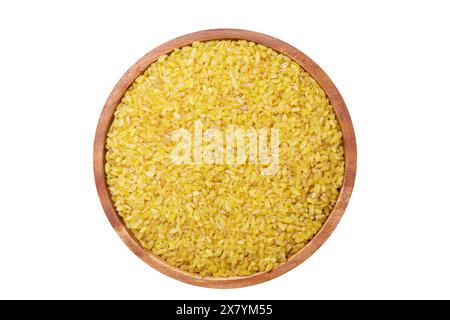 ciotola di bulgur secco isolata su sfondo bianco, vista dall'alto Foto Stock