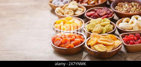 ciotole di frutta secca mista su tavola di legno Foto Stock