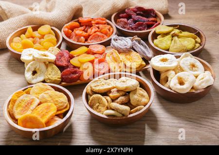 ciotole di frutta secca su un tavolo di legno Foto Stock