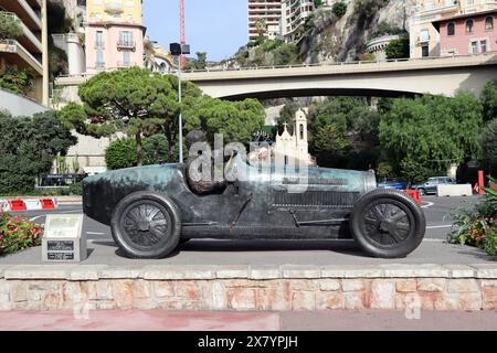 Monaco, Monaco - 02.10.2022: Scultura di Francois Chevallier su una strada del Principato di Monaco raffigurante William Grover, vincitore della gara di Formula 1 nel 1929 Foto Stock