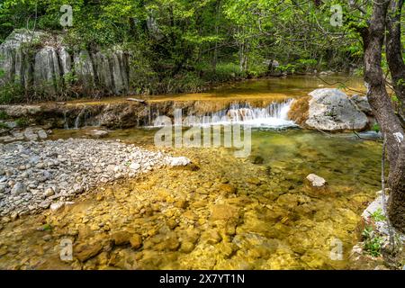 Wasserfall in der Schlucht Velika Paklenica im Nationalpark Paklenica, Kroatien, Europa | cascata al canyon Velika Paklenica, Paklenica Nationa Foto Stock