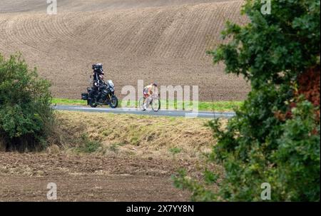 Nella quinta tappa del Women's Tour 2021, Hayley Simmonds, sulla B1352 e sulla strada di campagna tra Bradfield e Manningtree nell'Essex Foto Stock