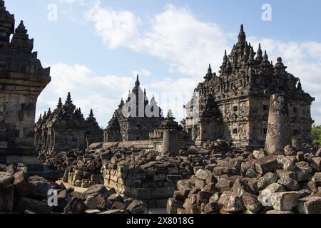 Antiche strutture in pietra del Tempio di Prambanan, un magnifico complesso di templi indù del IX secolo in Indonesia, che presenta intricati dettagli architettonici Foto Stock