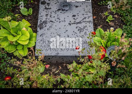 Berlin Schöneberg-Tempelhof OT Friedenau, Stubenrauchstraße Grab Helmut Newton und Ehefrau June Newton, aka Alice Springs - 22.05.2024 *Fotos, Die nur das Portrait von Helmut Newton auf dem Grabstein zeigen, sind veraltet Friedhof *** Berlin Schöneberg Tempelhof OT Friedenau, Stubenrauchstraße grave Helmut Newton e moglie June Newton, alias Alice Springs 22 05 2024 le foto che mostrano solo il ritratto di Helmut Newton sulla lapide sono un cimitero obsoleto Foto Stock