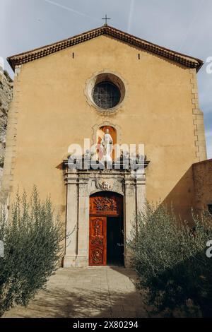 L'ingresso alla cattedrale Notre-Dame-de-l'Assomption di Entrevaux Foto Stock