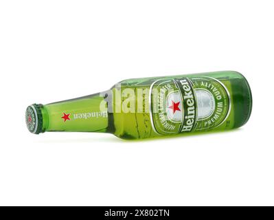BUCAREST, ROMANIA - 14 DICEMBRE 2020. Bottiglia di birra Heineken isolata su bianco Foto Stock