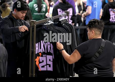 San Francisco, Stati Uniti. 18 maggio 2024. I tifosi controllano la merce dei Golden State Valkyries durante la festa della squadra al Thrive City di San Francisco sabato 18 maggio 2024. (Foto di Ray Chavez/Bay area News Group/TNS/Sipa USA) credito: SIPA USA/Alamy Live News Foto Stock