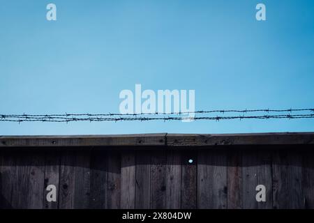 primo piano di una barriera con filo spinato Foto Stock