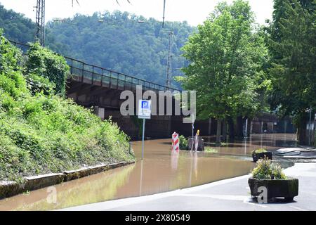 Inondazione sotto il ponte ferroviario nella valle della Mosella 2024 Foto Stock