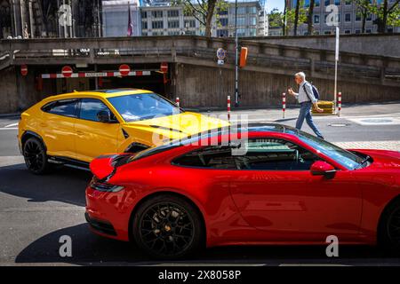 Una Porsche 911 e uno stand Lamborghini Urus di fronte all'Excelsior Hotel Ernst, Colonia, Germania ein Porsche 911 und ein Lamborghini Urus ste Foto Stock