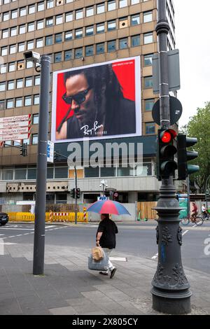 Il musicista Lenny Kravitz pubblicizza occhiali da sole Ray-Ban, cartellone pubblicitario in un edificio a Friesenplatz, Colonia, Germania. Der Musiker Lenny Kravitz wirbt f Foto Stock