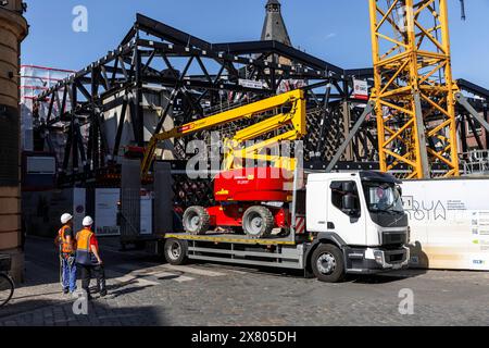 Scaricamento di una piattaforma di lavoro aerea presso il cantiere del MiQua, Museo ebraico nel quartiere archeologico di Colonia, di fronte al centro espositivo Foto Stock