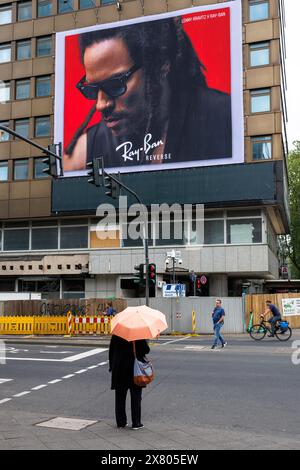 Il musicista Lenny Kravitz pubblicizza occhiali da sole Ray-Ban, cartellone pubblicitario in un edificio a Friesenplatz, Colonia, Germania. Der Musiker Lenny Kravitz wirbt f Foto Stock