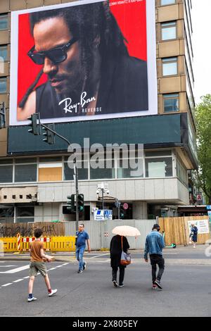 Il musicista Lenny Kravitz pubblicizza occhiali da sole Ray-Ban, cartellone pubblicitario in un edificio a Friesenplatz, Colonia, Germania. Der Musiker Lenny Kravitz wirbt f Foto Stock