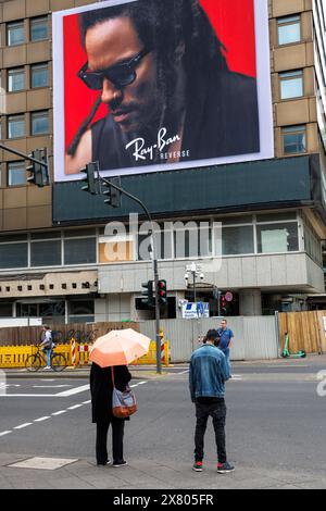 Il musicista Lenny Kravitz pubblicizza occhiali da sole Ray-Ban, cartellone pubblicitario in un edificio a Friesenplatz, Colonia, Germania. Der Musiker Lenny Kravitz wirbt f Foto Stock