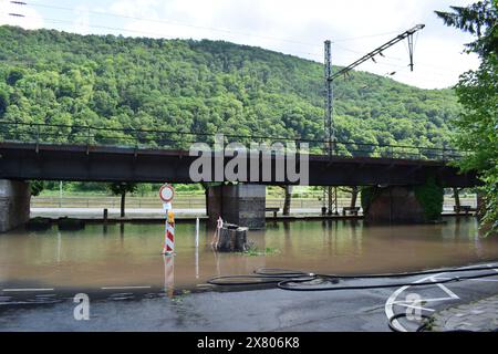 Inondazione sotto il ponte ferroviario nella valle della Mosella 2024 Foto Stock