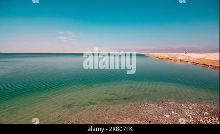 Vista panoramica del Mar morto, una vista del paesaggio montano nel deserto della Giudea nel sud di Israele. Foto Stock