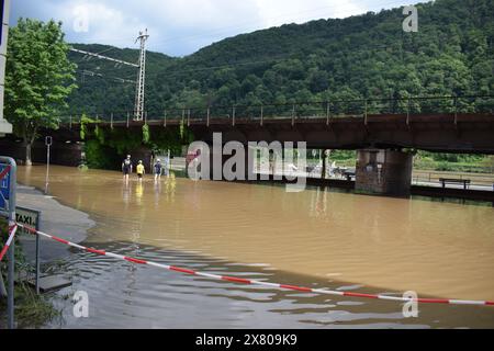 Inondazione sotto il ponte ferroviario nella valle della Mosella 2024 Foto Stock