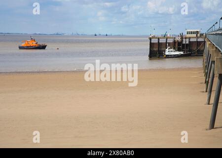 Stazione pilota e scialuppa di salvataggio alla foce del fiume Humber nello Yorkshire Foto Stock